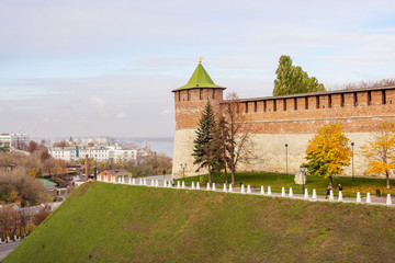 Fototapeta na wymiar Коромыслова башня Нижегородского кремля осенью