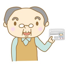 運転免許証を自主返納するシニア男性