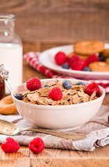 Breakfast with wholegrain cereals. 