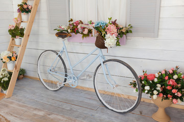 Fototapeta na wymiar Blue bicycle with a basket of flowers