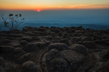 Obraz premium Beautiful sunset on the mountains in nationalpark of Thailand.