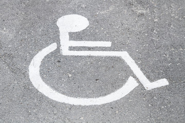 Señal de discapacitado pintada sobre el asfalto