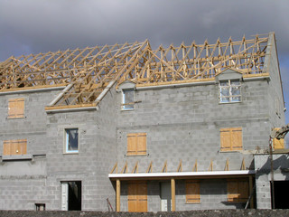 Construction d'une grande maison de 2 étages