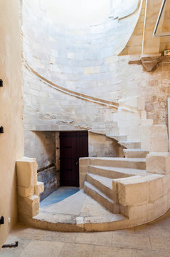 Escalier à vis de l'Abbaye de Montmajour, France.