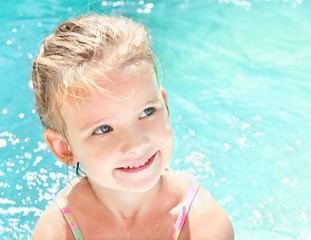 Fototapeta na wymiar Pretty little girl in swimming pool