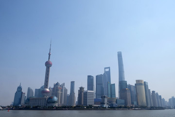 Fototapeta premium Miasto Szanghaj rano w mglisty dzień w Szanghaju w Chinach