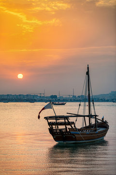 Traditionelles Dhow Boot in der Bucht von Doha, Katar