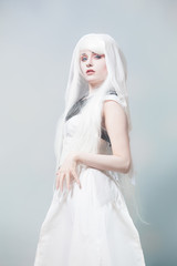 Nymphe debout regarde l'objectif