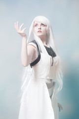 Nymphe debout regarde le ciel