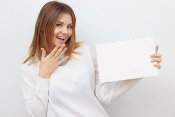 Naklejka premium Young smiling woman show blank card or paper