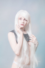 Nymphe debout regarde sur le coté 