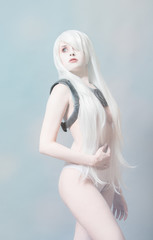 Nymphe debout regarde sur le coté 