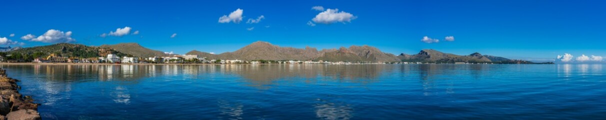 Spanien Küste Insel Mallorca Mittelmeer Hafen Panorama Port de Pollenca