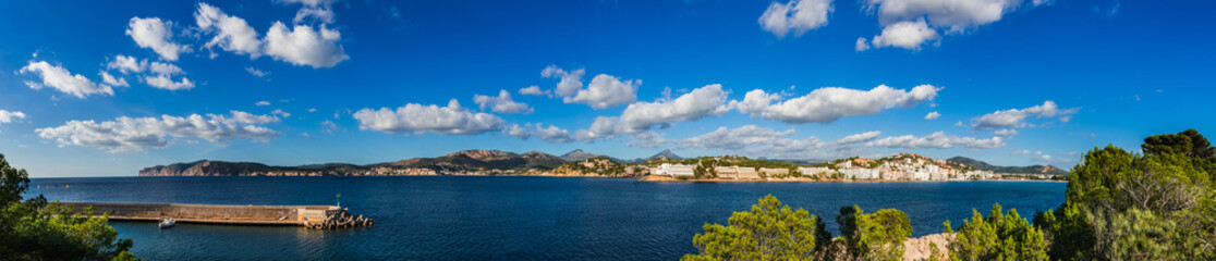 Fototapeta na wymiar Küstenlinie Mallorca Spanien Mittelmeer Panorama Anblick Bucht in Santa Ponca