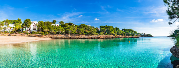 Spanien Mittelmeer Insel Mallorca Strand Cala Gran Bucht in Cala Dor - obrazy, fototapety, plakaty