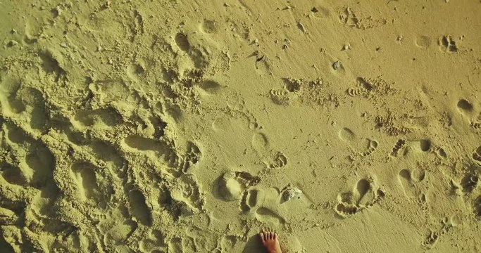 pied empreinte dans le sable