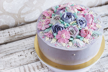 Obraz na płótnie Canvas Birthday cake with flowers rose on white background