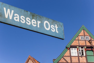 Obraz premium Street sign at hte historical harbor of Stade