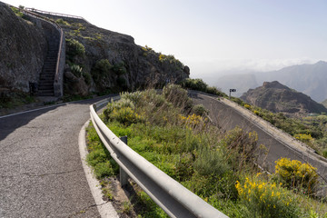 Schmale Straße in den Bergen von Gran Canaria