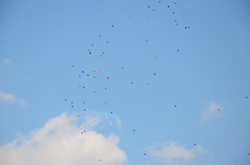 バルーン　空へ　カラフル