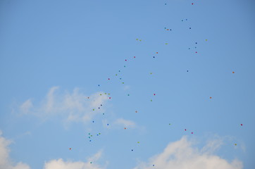 バルーン　空へ　カラフル