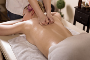 Obraz na płótnie Canvas Relaxing back massage