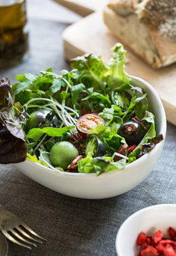 Green salad with Goj iberry and Pecan