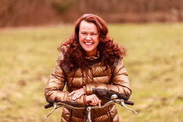 Fototapeta na wymiar Portrait einer Frau mittleren Alters auf dem Fahrrad