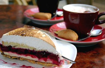 Gedeckter Tisch mit Kaffee und Kuchen