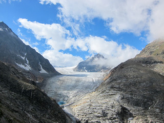 Bergpanorama mit Sicht auf Gletscher und Himmel
