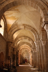 Fototapeta na wymiar Nef latérale de la basilique de Vézelay en Bourgogne, France