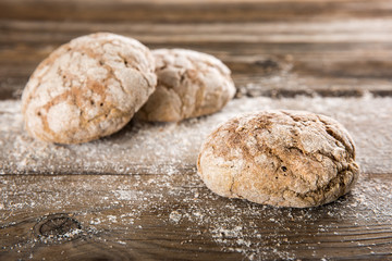 Tre pagnotte di pane tipico dell'Alto Adige