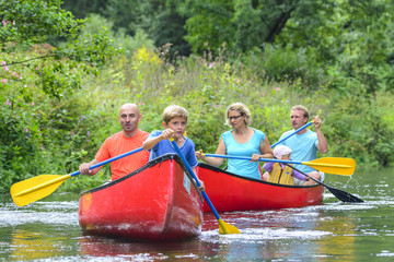 Paddel-Erlebnis auf einem kleinen Fluss