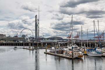 Fototapeta na wymiar Seattle Harbor with Ferris Wheel