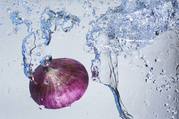 Onion dropped in fresh water