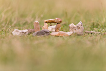 Miniatur von Stonehenge im Gras mit STeinen