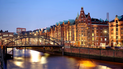 Speicherstadt am Zollkanal in Hamburg Abends im HD Format