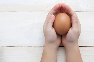  hand balancing eggs chicks  are born © onairjiw