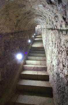 tunel de subida a una almena de un castillo Girona