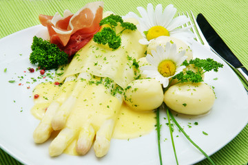 Asparagus, Spargel mit Kartoffeln, Schinken, Käse und Sauce Hollandaise, Textraum, copy space