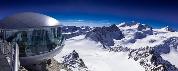 Panorama Bergstation von Gondelbahn Hinterer Brunnenkogel auf 3440 Meter im Skigebiet Pitztaler...