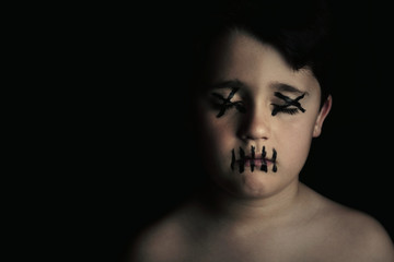 niño con la cara pintada sobre fondo negro