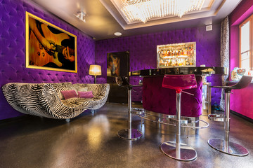 Fototapeta na wymiar Spacious interior with upholstered violet walls