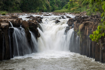 Fototapeta na wymiar Pha suam waterfall