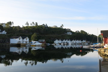 Petite station portuaire sur un lac de Norv&egrave;ge