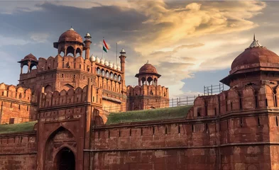 Fotobehang Vestingwerk Red Fort Delhi bij zonsondergang met humeurige lucht - een UNESCO-werelderfgoed.