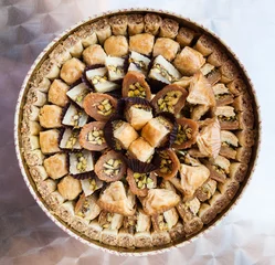 Crédence de cuisine en verre imprimé moyen-Orient above view of various sweet pastry baklava