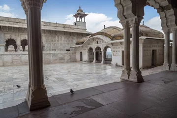 Fototapete Gründungsarbeit Königspalast mit weißer Marmorarchitektur und Schnitzereien im Agra Fort. Agra Fort, auch bekannt als rotes Fort Agra ist ein UNESCO-Weltkulturerbe.