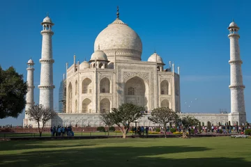 Papier Peint photo Monument artistique Taj Mahal Agra - A  beautiful white marble mausoleum built on the banks of river Yamuna by Mughal emperor Shah Jahan.