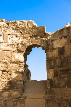 Окно в древней стене